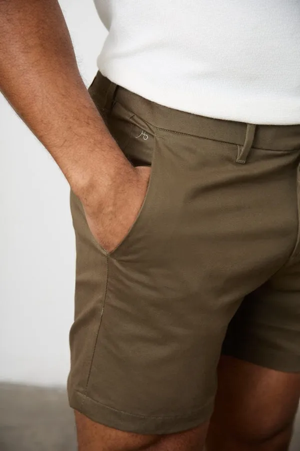 Athletic Fit Chino Shorts 5'' in Khaki